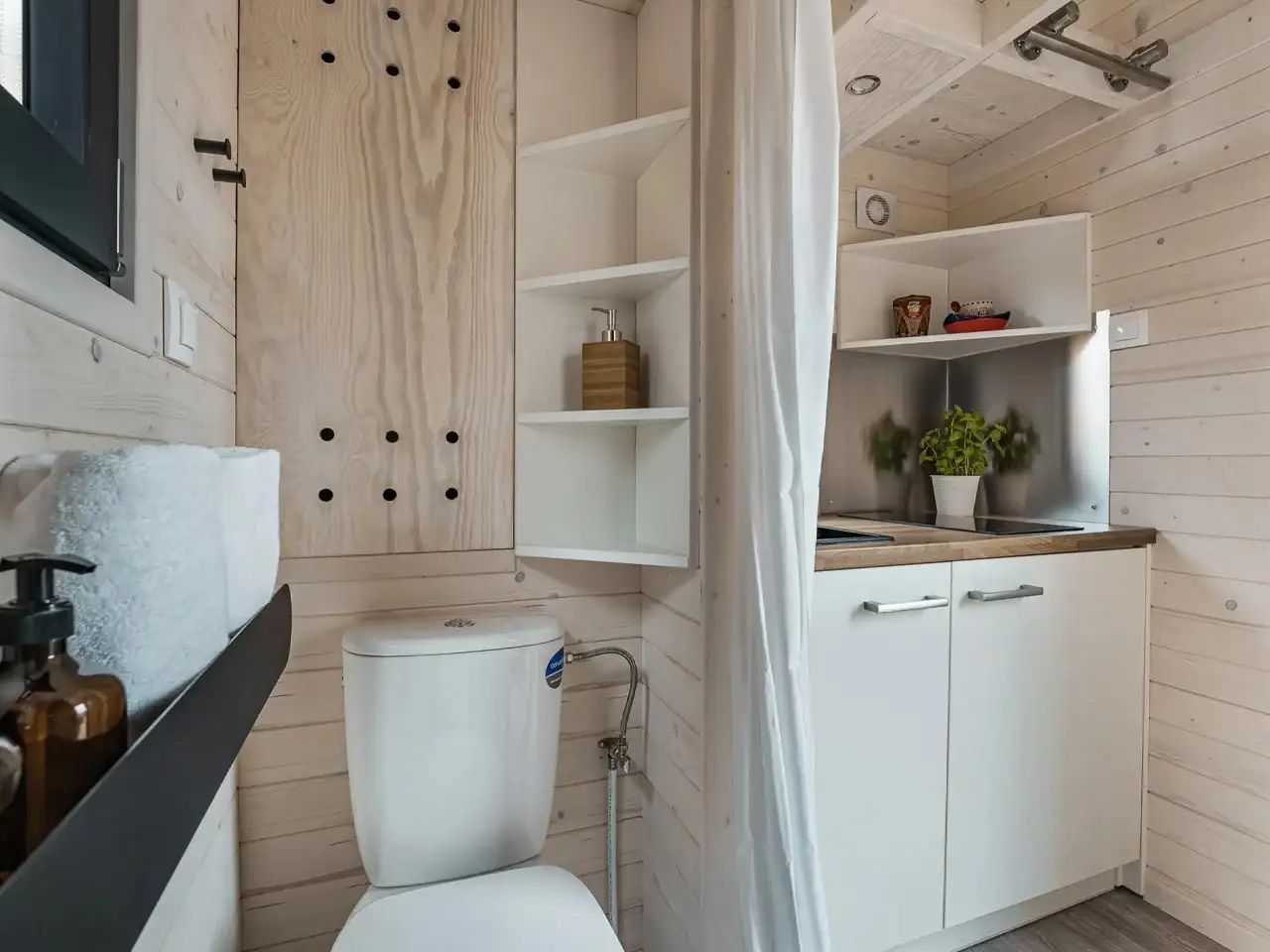 La Ruche Tiny House Goes Up Vertically to Accommodate Living Spaces