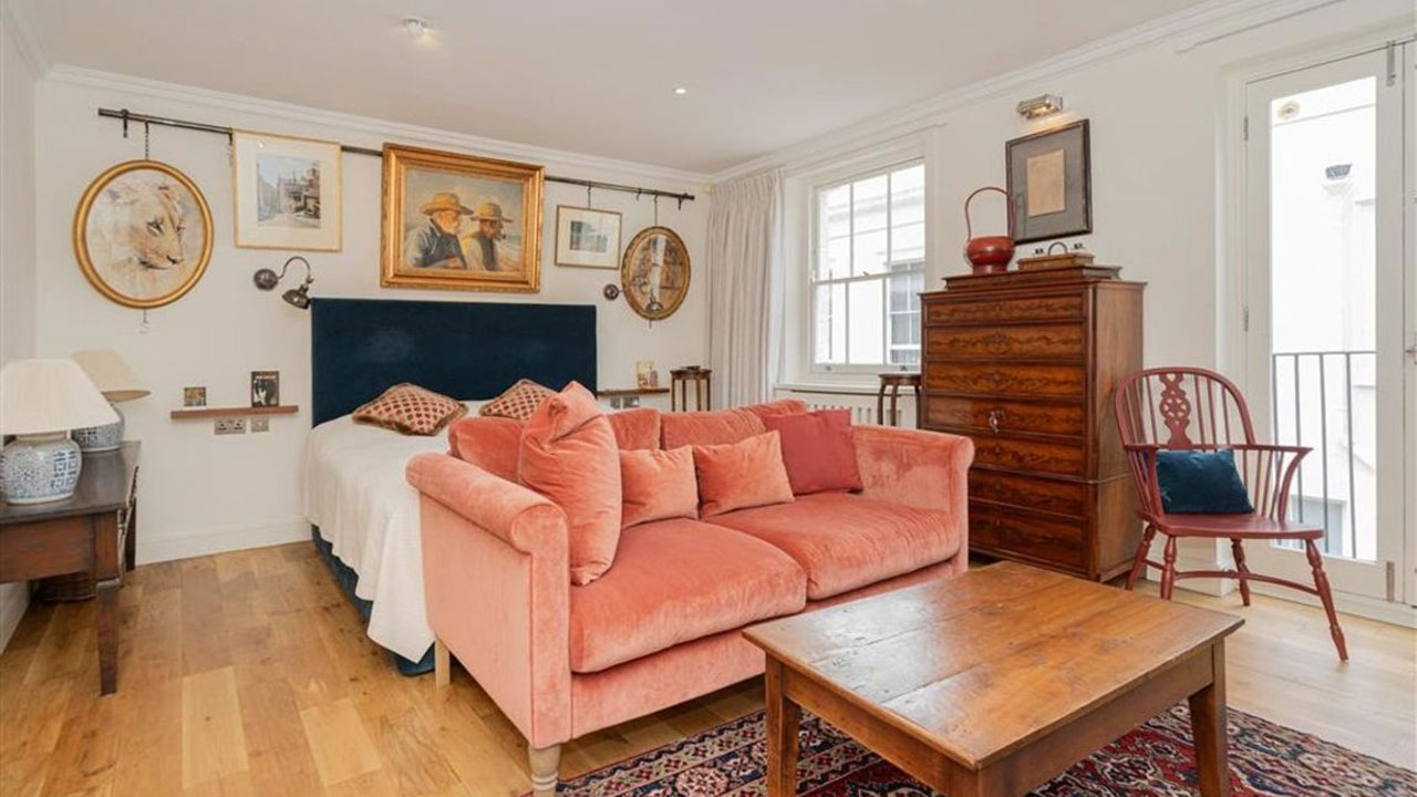 Madonna and Guy Ritchie’s Former London House- vintage bedroom