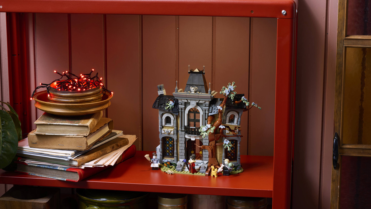 Mayor Manor (11383) First in LEGO Midnight Valley Halloween Village