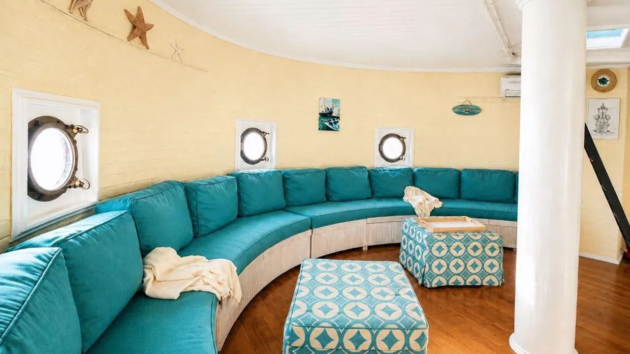 Middle Ground Lighthouse-porthole room