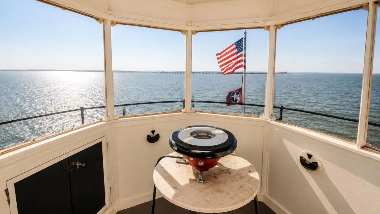 Middle Ground Lighthouse-watch room overlooking waters