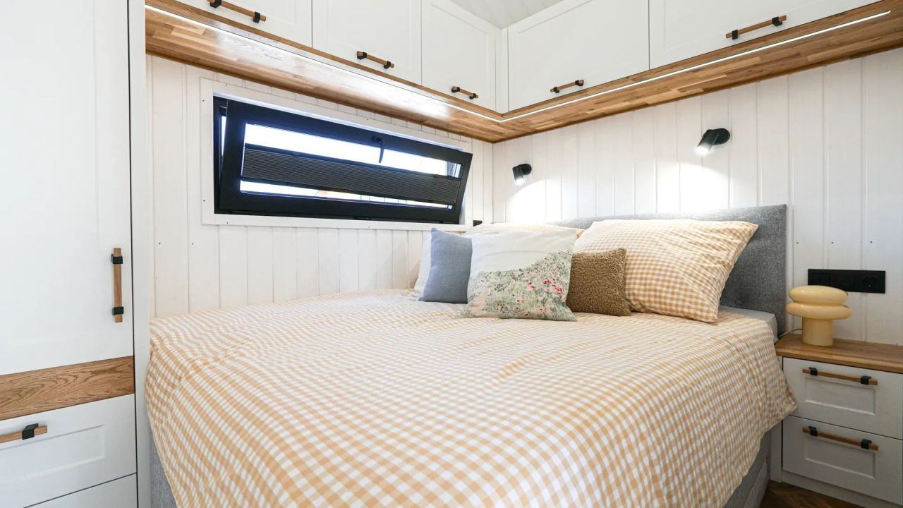 Mobi Kolos Desert Features a Built-In Fireplace Next to Living Room by Large Window - spacious bedroom