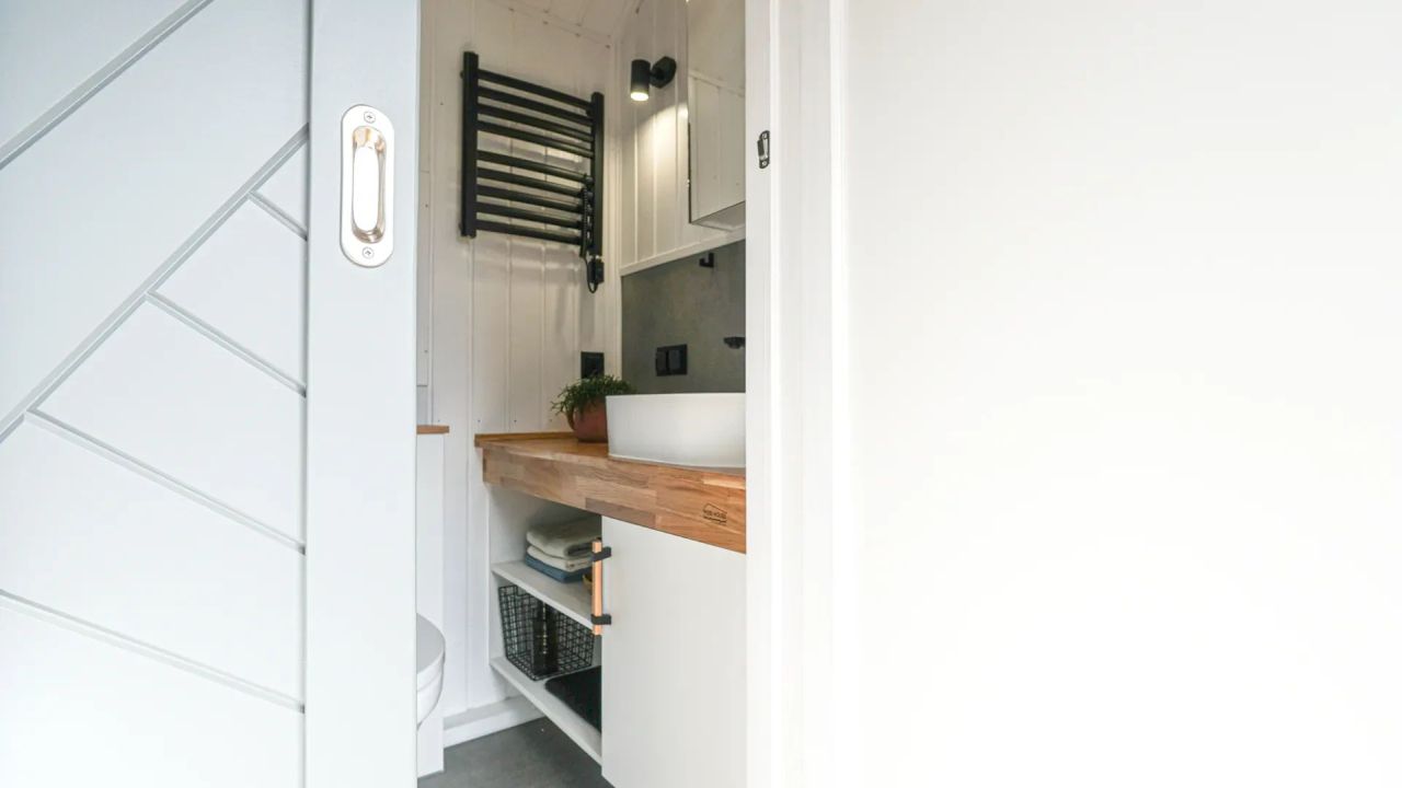 Mobi Kolos Desert Features a Built-In Fireplace Next to Living Room by Large Window - bathroom
