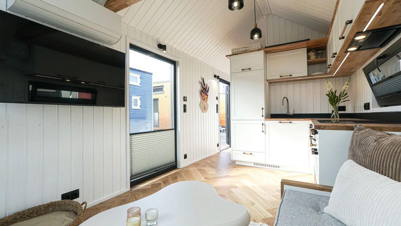 Mobi Kolos Desert Features a Built-In Fireplace Next to Living Room by Large Window - side view to entrance