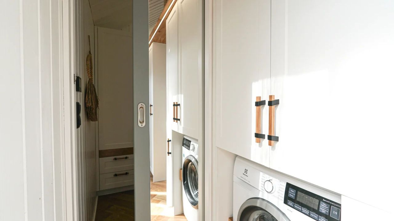 Mobi Kolos Desert Features a Built-In Fireplace Next to Living Room by Large Window - corridor with laundry