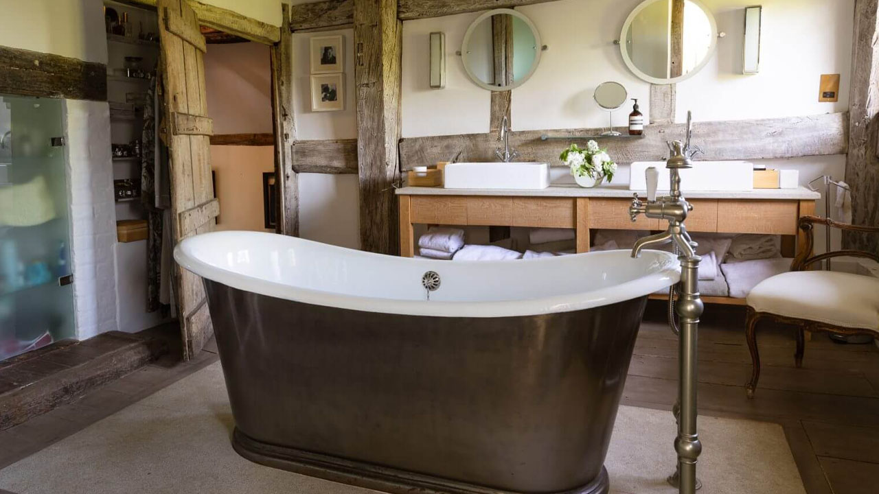 Princess Margaret’s West Sussex Estate-vintage bathtub looks like vintage centerpiece
