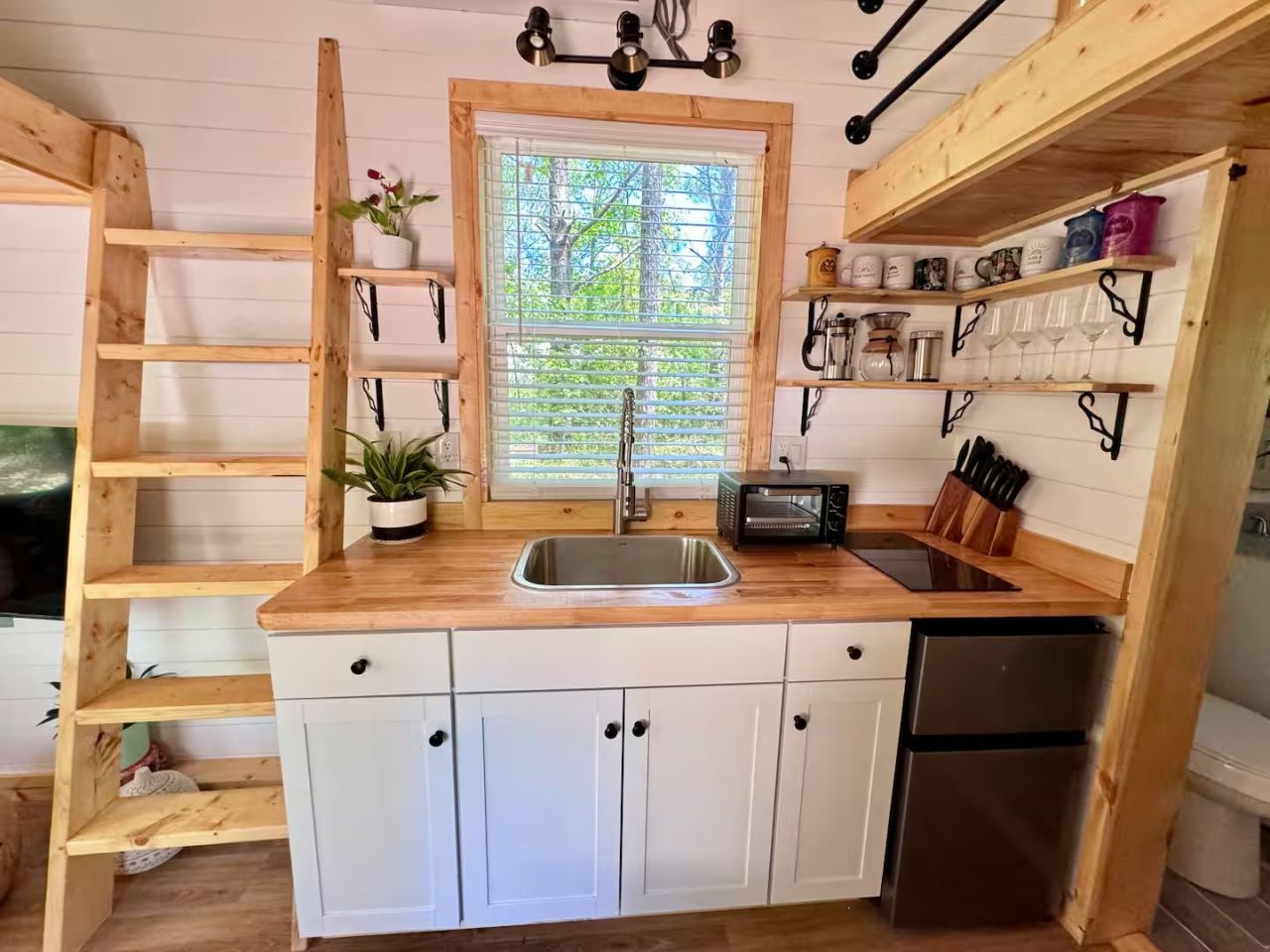 Rasa Tiny House by Simplify Further Sleeps 4-6 People