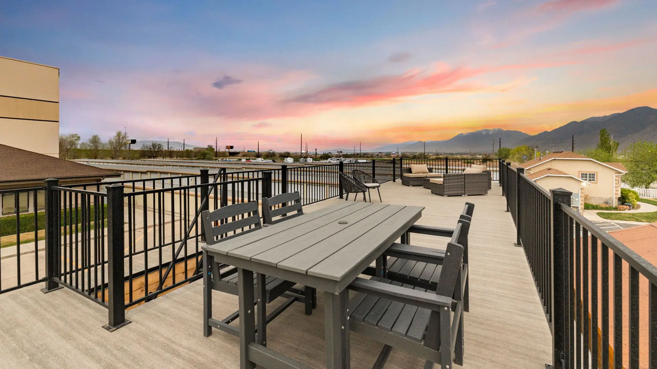 Skyview Tiny House with terrace is ideal for entertaining