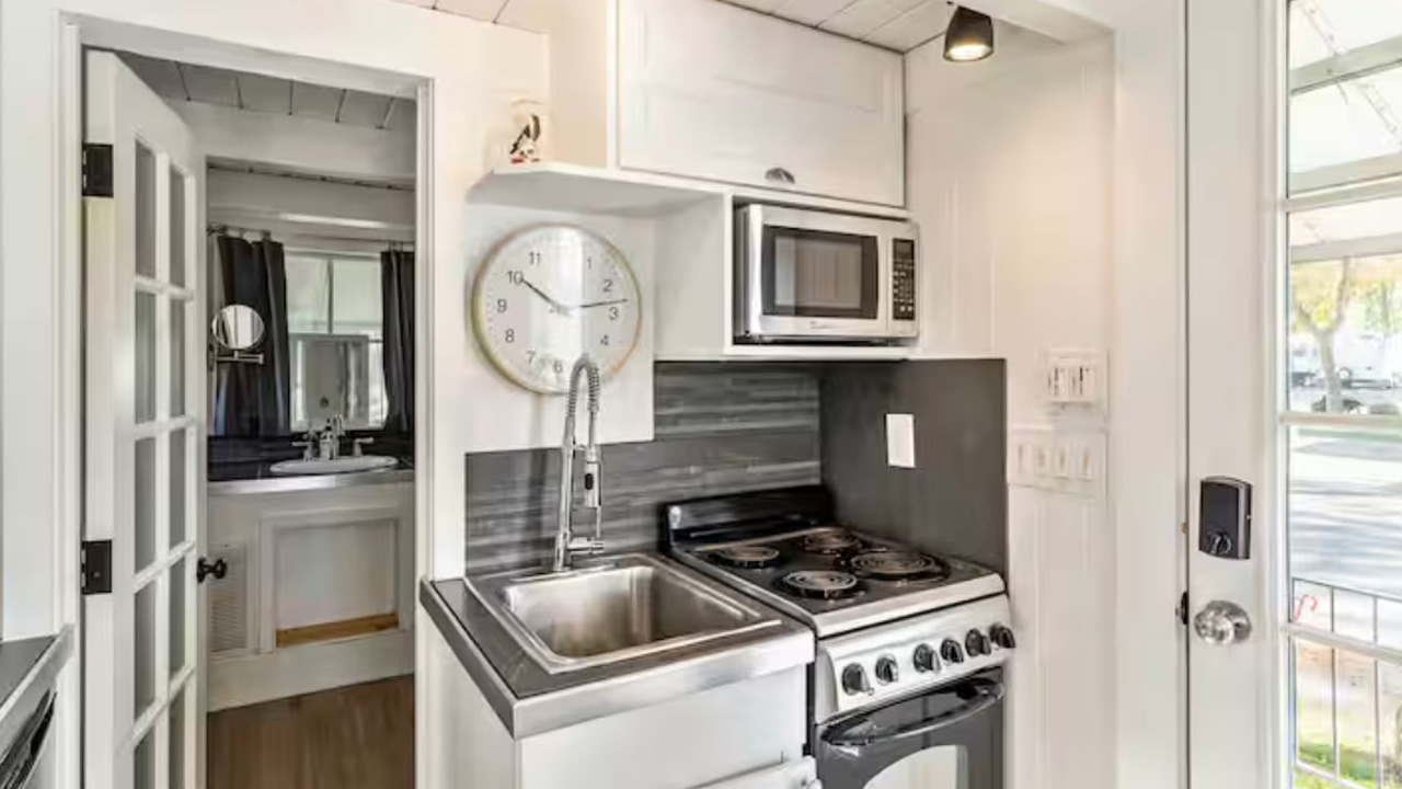 Charming Tiny House_Kitchen 