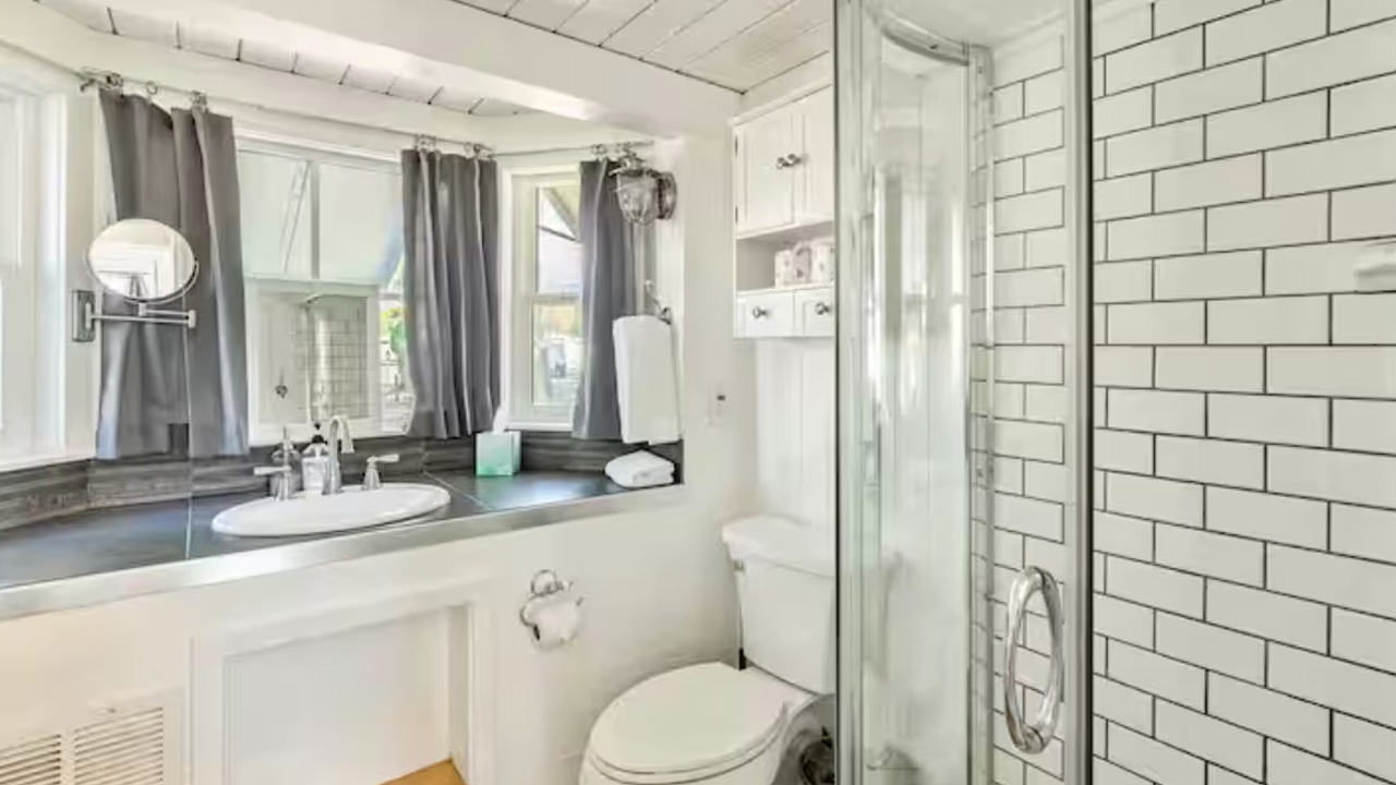 Charming Tiny House_Bathroom 