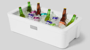 YETI Tank 30 Beverage Tub Features Open-Top Design for Direct Access to Beverages During Outdoor Parties YETI Tank 30 Beverage Tub for Outdoor Parties - filled with ice and beverages
