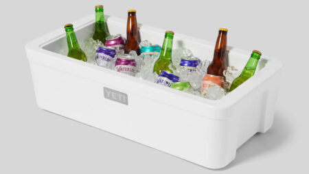YETI Tank 30 Beverage Tub Features Open-Top Design for Direct Access to Beverages During Outdoor Parties YETI Tank 30 Beverage Tub for Outdoor Parties - filled with ice and beverages